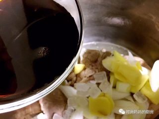 4、酱肘子,倒入适量生抽