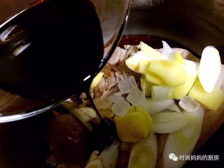 5、酱肘子,倒入适量老抽