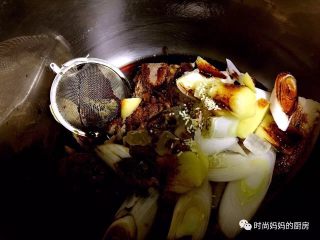 6、酱肘子,放入适量鸡精