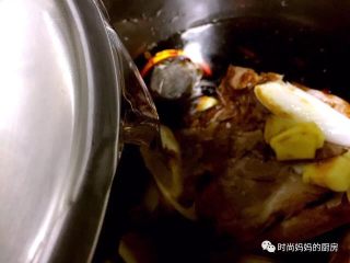 7、酱肘子,倒入清水（与肉齐平）