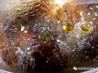 8、酱肘子,大火烧开煮15－20分钟后转中小火炖煮