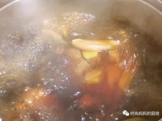 9、酱肘子,炖煮40分钟左右即可，肉熟后大火收汁（如果有时间可以不要收汁，让肉再汤汁里浸泡一晚或几个小时，在收汁）