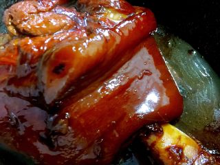 10、酱肘子,浸泡一晚……收汁后的肘子色泽红亮香味四溢????????