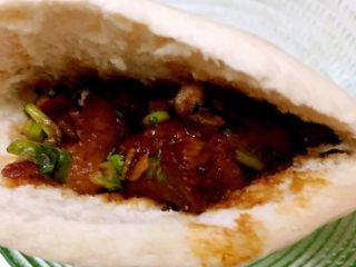 11、酱肘子,肉趁热剁碎浇上卤汁拌上香菜夹在馒头里或馍里好吃极了