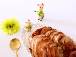 12、酱肘子,肘子凉透切稍厚的片装盘