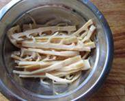 10、传统水煮牛肉,竹笋洗净切段