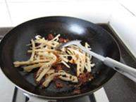 14、传统水煮牛肉,下入竹笋煸炒至熟
