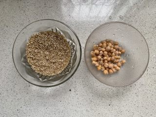 1、藜麦酸奶沙拉,把杂物清洗干净