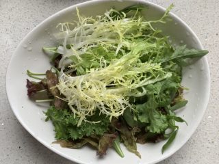 3、藜麦酸奶沙拉,先吧沙拉菜摆碗底