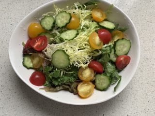 4、藜麦酸奶沙拉,番茄黄瓜随意点缀