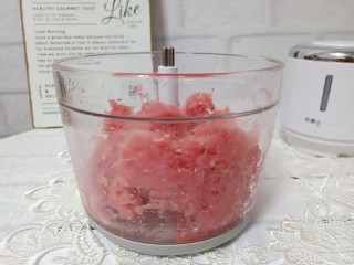 2、营养早餐【干拌红油抄手】,猪肉去除筋膜切片放进东菱无线绞肉机，按下开关一分钟就搅成肉末、香菇也一样搅成末。