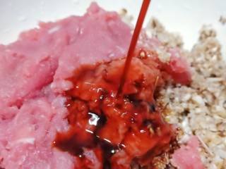 3、营养早餐【干拌红油抄手】,香菇与肉馅放一个大的容器里，加生抽2勺。