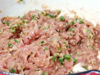 6、营养早餐【干拌红油抄手】,一起拌均匀即可。