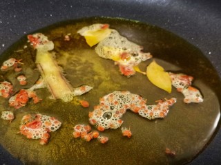 8、营养早餐【干拌红油抄手】,锅里放适量的菜籽油，加花椒20粒、香叶3片、桂皮一小片炸一会儿，待油温到达七八成热时，将香料盛出。