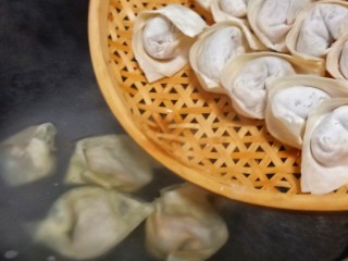 11、营养早餐【干拌红油抄手】,锅里添加水烧开，下馄饨入锅开大火煮。