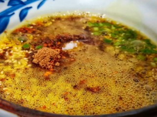 10、营养早餐【干拌红油抄手】,等油温凉至六成热时把剩余的菜籽油倒进盆中搅匀，这个可以提前做，放的越久越香。