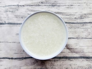 2、宝宝辅食:田园粥,珍珠米先用水泡一下