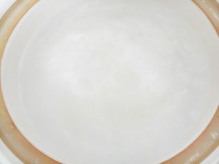 3、宝宝辅食:田园粥,砂锅放入水煮开