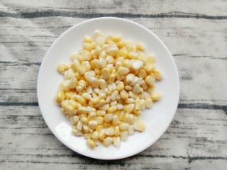 6、宝宝辅食:田园粥,煮粥的时候玉米掰粒