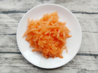 7、宝宝辅食:田园粥,胡萝卜洗干净去皮抽成丝