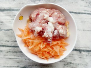 8、宝宝辅食:田园粥,将掰粒的玉米，抽丝好的胡萝卜和肉末放在一起后加入一勺盐和一勺油