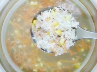 11、宝宝辅食:田园粥,珍珠米煮八分熟的时候倒入玉米胡萝卜和肉末，再搅拌几下转小火煮多四分钟就可以了