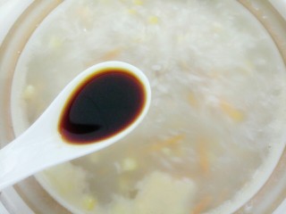 12、宝宝辅食:田园粥,最后加入一勺酱油再搅拌一下
