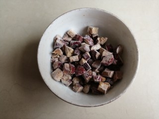 2、红糖红枣馒头,倒入少量面粉，用手抓匀备用