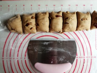 10、红糖红枣馒头,搓成长条，切成7等份