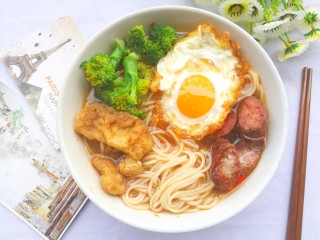 12、㊙️好吃到哭的灵魂酸汤面????吃一次就会爱上????,面条上铺上鸡蛋，西兰花，香肠，油豆腐，一碗酸酸辣辣超级开胃的灵魂酸汤面就可以吃啦。