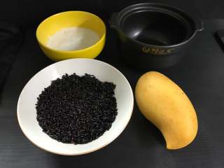 1、芒果椰汁黑米粥 ,准备好食材。