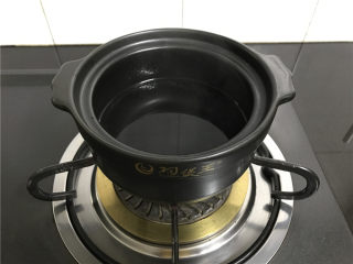 5、芒果椰汁黑米粥 ,取出芒果核。