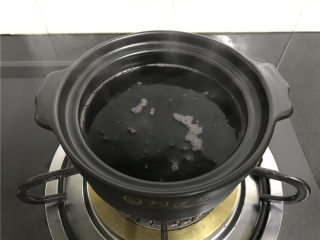 6、芒果椰汁黑米粥 ,砂锅中放入浸泡好的黑米。