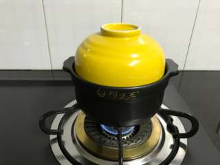 7、芒果椰汁黑米粥 ,煮开后小火煮40分钟。