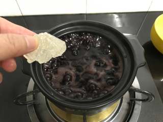 8、芒果椰汁黑米粥 ,煮至黑米软稠，放入适量冰糖。