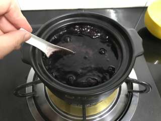 9、芒果椰汁黑米粥 ,其间要用勺子不断搅拌防止糊底。