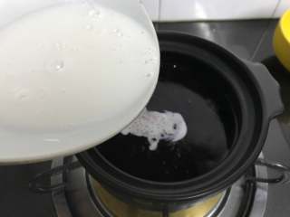 10、芒果椰汁黑米粥 ,等冰糖融化后倒入椰汁。