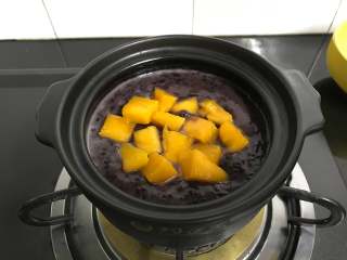 11、芒果椰汁黑米粥 ,搅匀后关火，放入芒果丁即可。