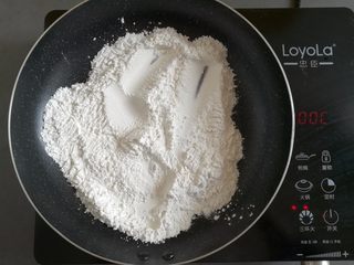 1、玫瑰鲜花饼,糯米粉用不粘锅小火炒到微微发黄