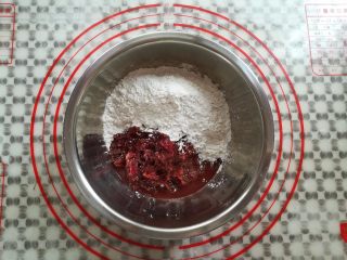 2、玫瑰鲜花饼,取一只干净的盆子，放入玫瑰花酱和糯米粉