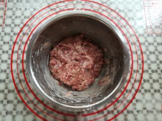 3、玫瑰鲜花饼,材料用刮刀混合均匀，放冰箱冷藏半小时