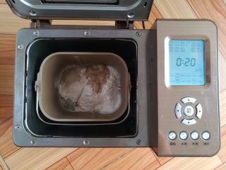 5、玫瑰鲜花饼,把油皮材料全部放入面包机，和面20分钟