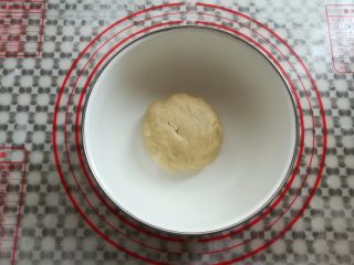 7、玫瑰鲜花饼, 戴上一次性手套把油酥材料混合均匀（也可以用刮刀慢慢的混合均匀）