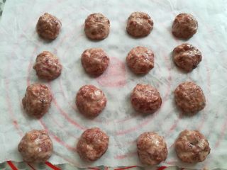 8、玫瑰鲜花饼,玫瑰花酱取出分成16个小圆球