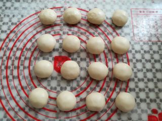 15、玫瑰鲜花饼, 所有的面团包好油酥，收口朝下，盖上保鲜膜静置15分钟