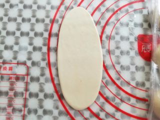 16、玫瑰鲜花饼,取一个面团擀成牛舌状