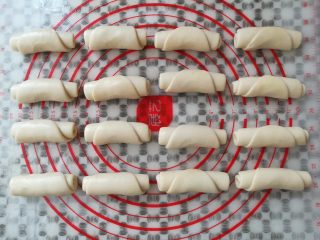 18、玫瑰鲜花饼,所有的面团全部卷起来以后盖上保鲜膜继续松弛15分钟