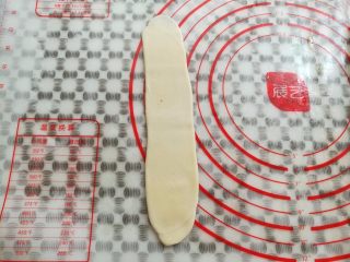 19、玫瑰鲜花饼,取一个面团擀成细长的牛舌状长条
