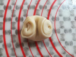 22、玫瑰鲜花饼, 取一个面团从中间摁一下，擀成一个圆形面皮