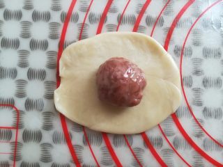 23、玫瑰鲜花饼,在面皮上放上一个玫瑰花馅儿